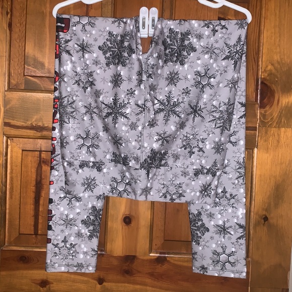 OS I Am Freaking Cold Snowflake ❄️ Leggings - Picture 2 of 4